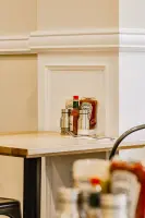 클래식 몰딩이 돋보이는 아메리칸 다이너 감성 카페